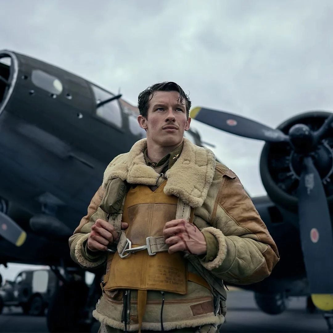 Callum Turner veste uma jaqueta B-3 Artic em Masters of the Air